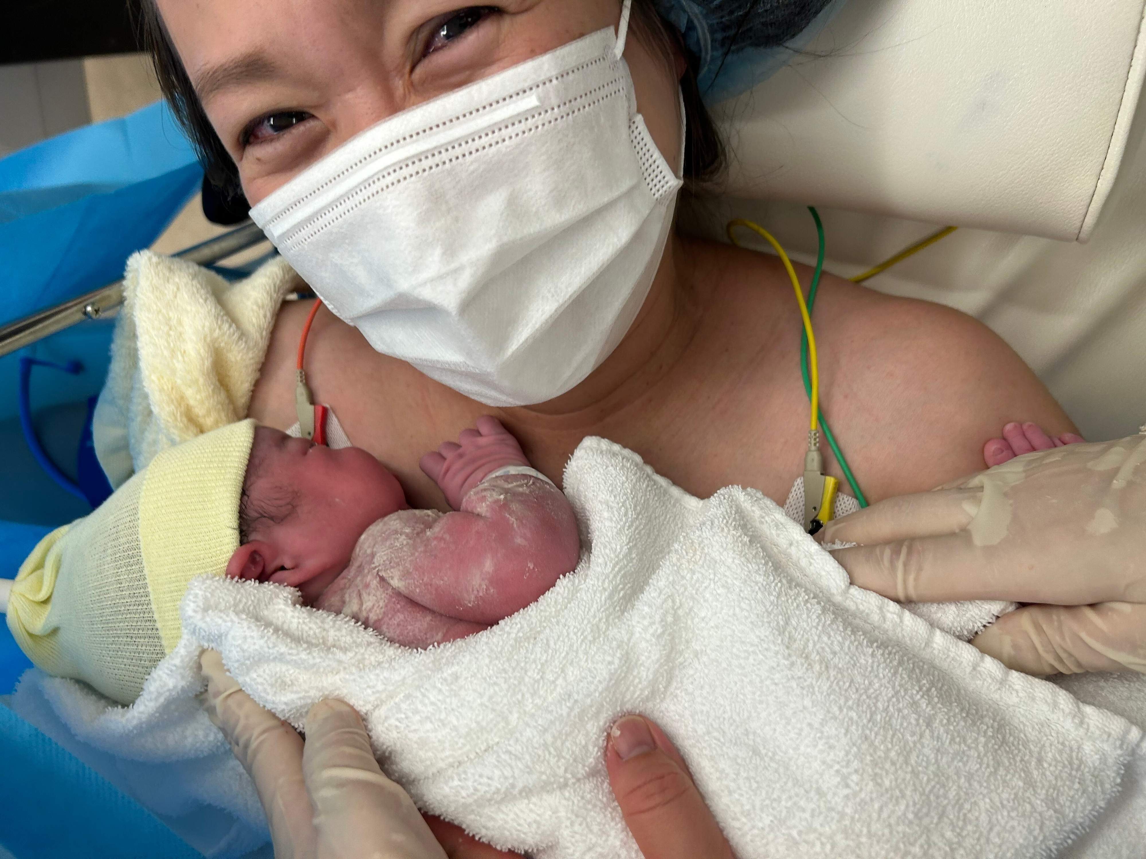 長女を出産直後の高畑さん。幸せそうなママの顔に。