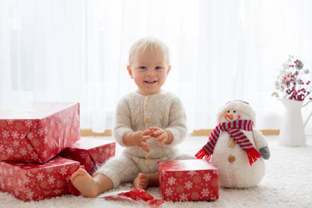 かわいい幼児男の子、かわいい赤ちゃん、自宅にプレゼントを開ける