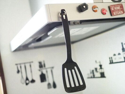 マグネットがつけば換気扇フードもキッチンツールの収納にも使えます