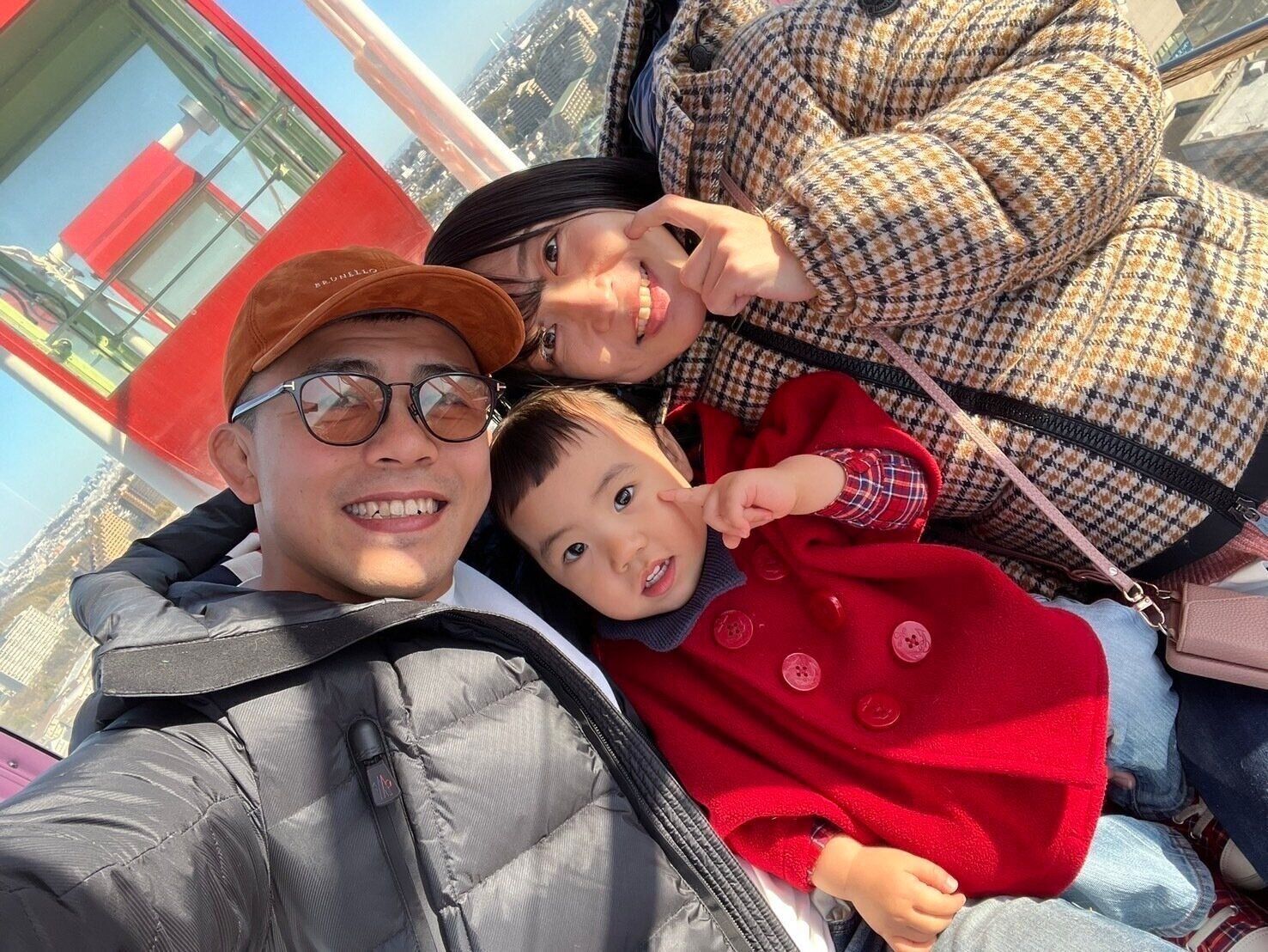 文田さんと妻・有美さん、長女の3人での写真。