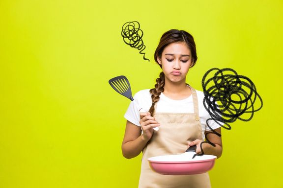 料理に失敗した若い女性。