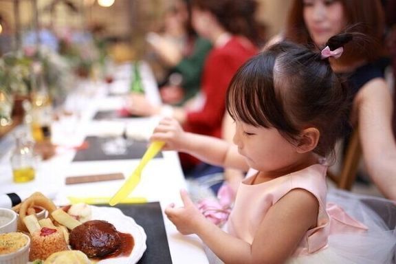 「子どもの食事マナー」意識するのは何歳から?