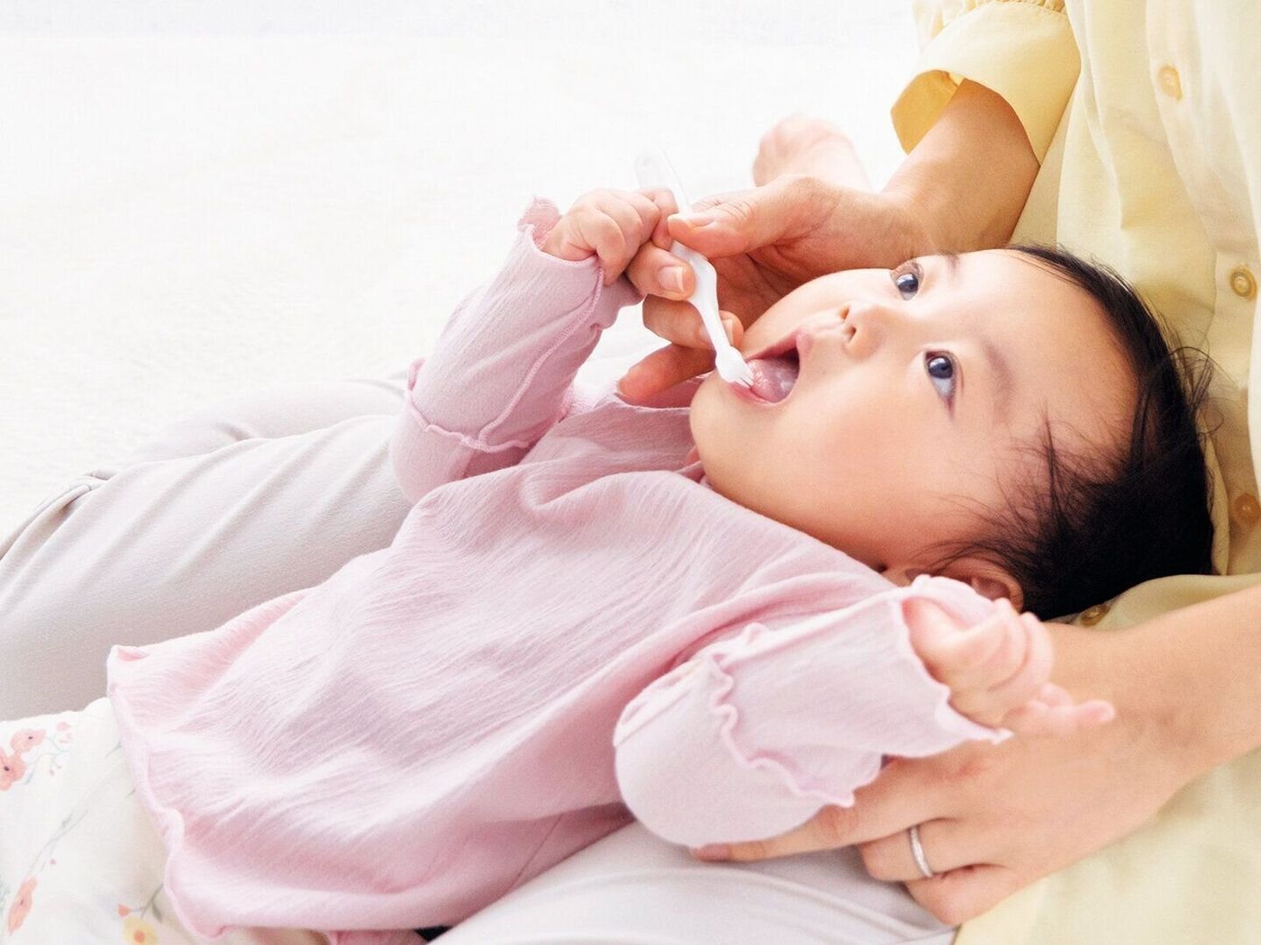 歯が生え始めたらスタート! フッ素配合の歯みがきスプレーでむし歯予防|たまひよ