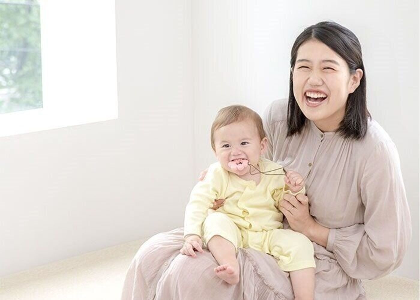 横澤夏子さんも注目 おうちでもお散歩でも大活躍のネックレス型おもちゃ たまひよ 横澤夏子さんも注目 おうちでもお散歩でも大活躍のネックレス型おもちゃ たまひよ