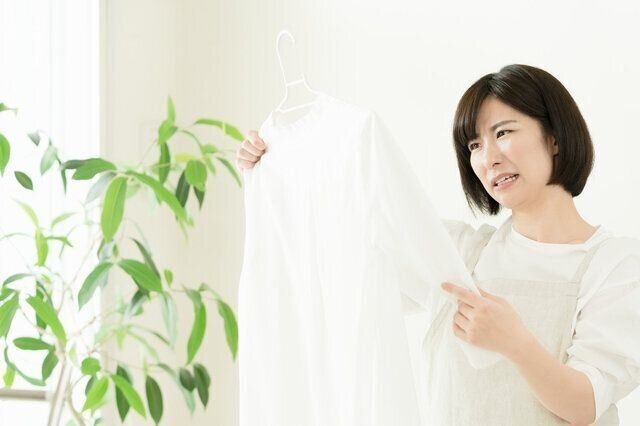 試す価値あり！衣類のがんこな黄ばみがみるみる落ちるシミ抜き法