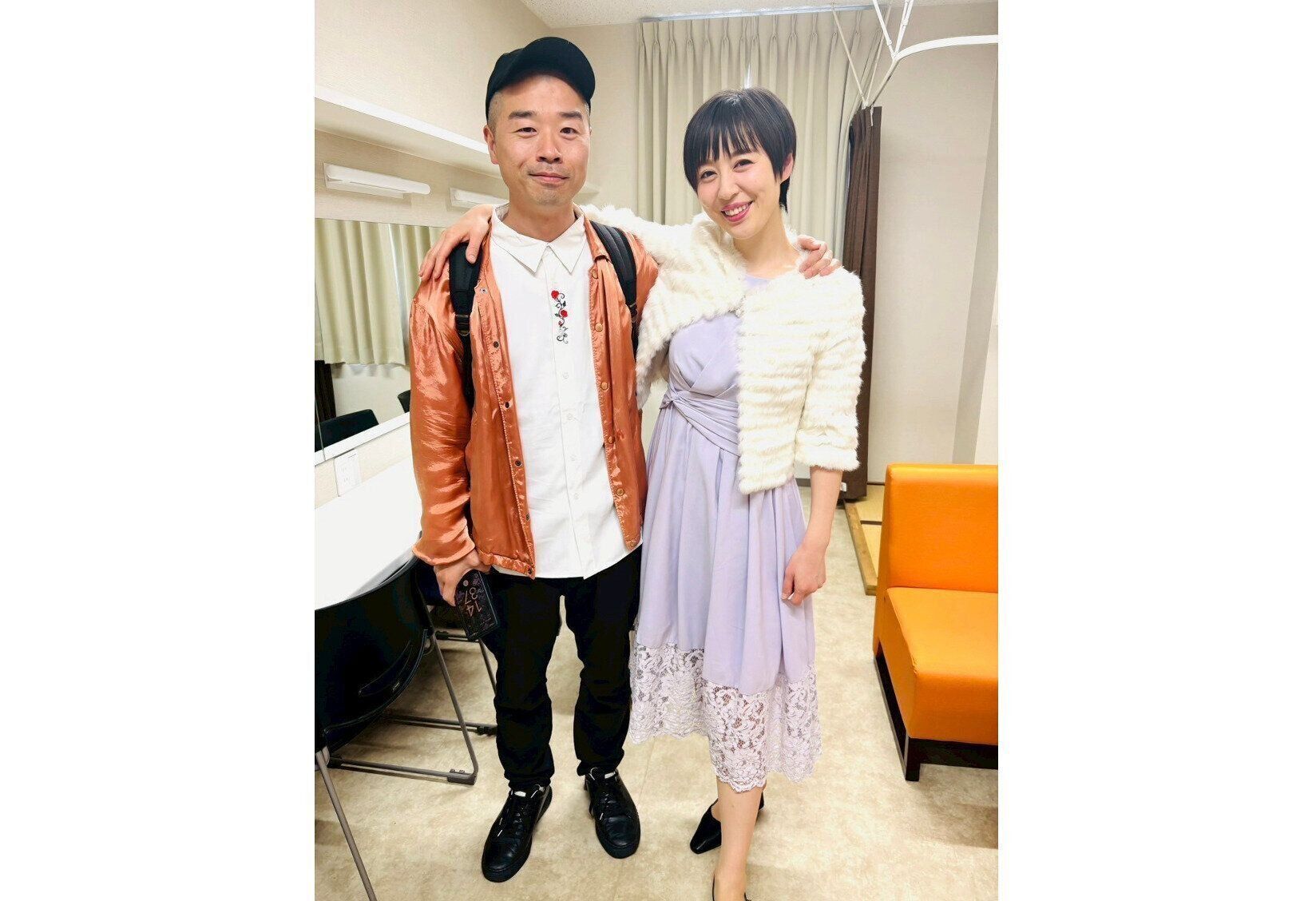 仕事中の楽屋で。宇都宮さんと山名さん。