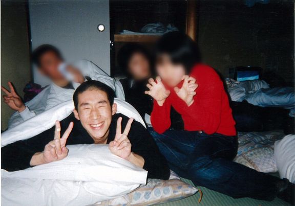 手前左でピースサインをする、学生時代の田村さん。