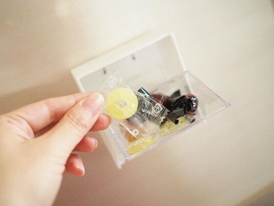 チョコやキャンディなども収納できるマグネットスイングケース