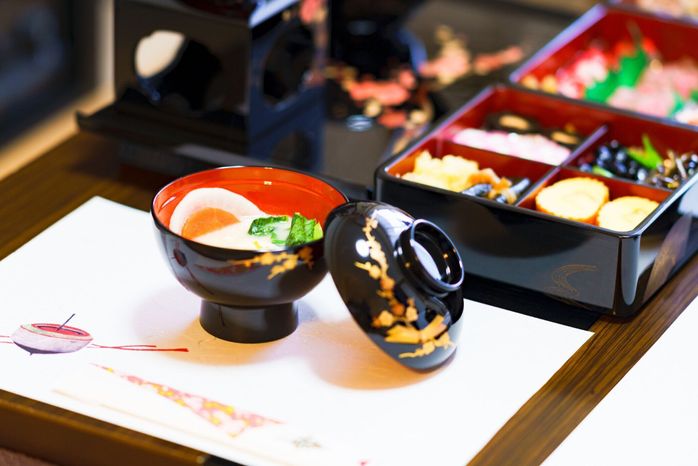 冬の日本の「尾の一」という名の日本の伝統的な新年の幸運な食べ物