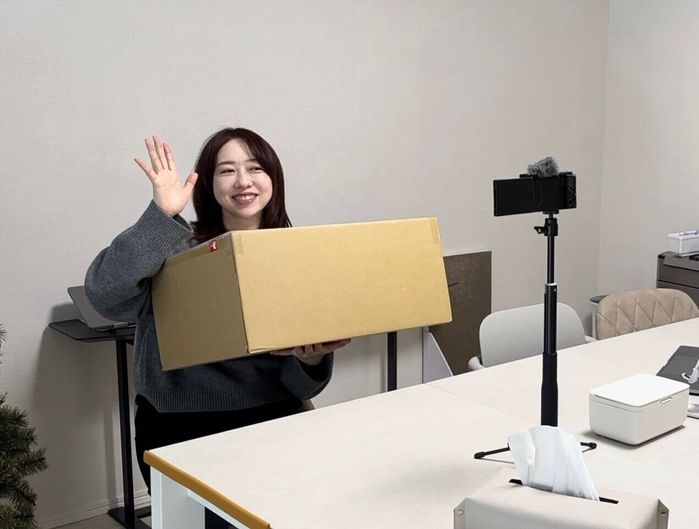 YouTubeの動画を撮影中のあいりさん。