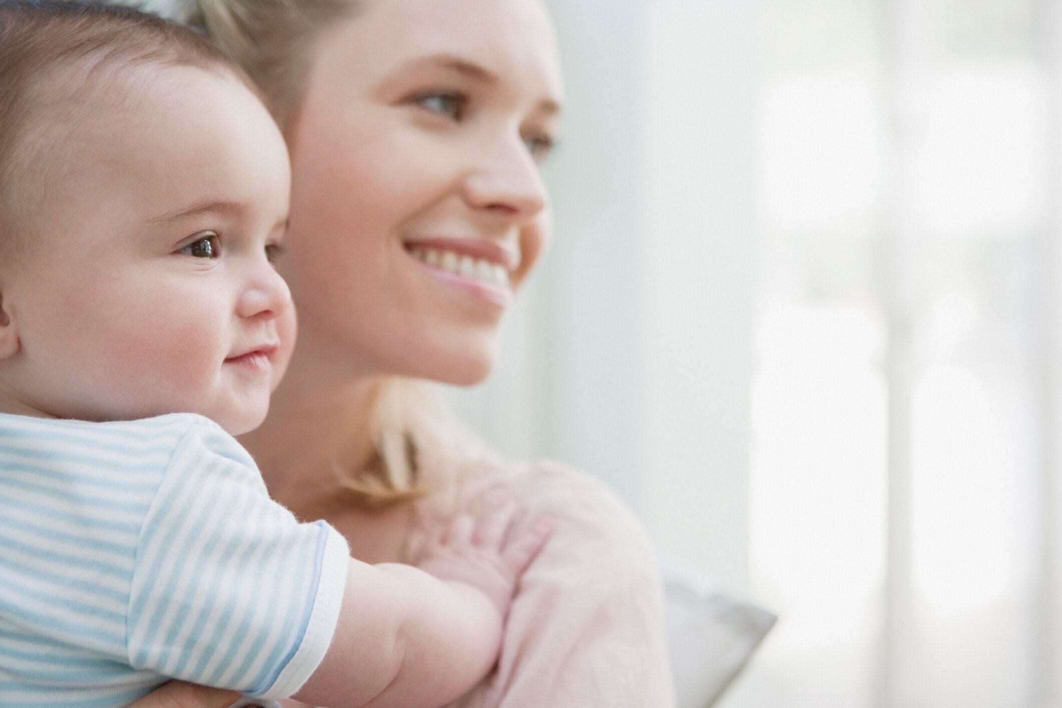 笑う赤ちゃんの息子を持つ母