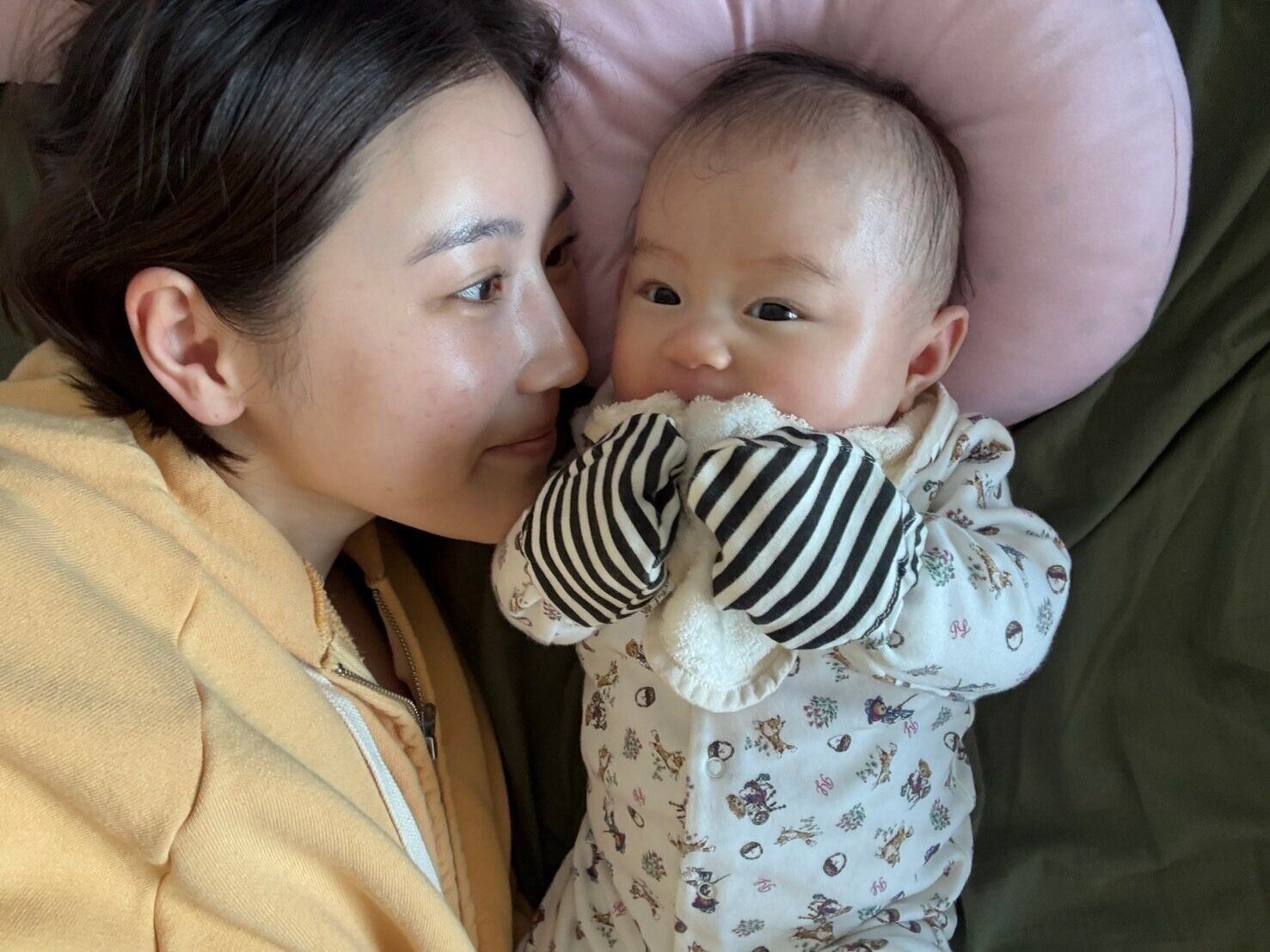 ママと一緒にゴロゴロしてご機嫌なにこりちゃん。