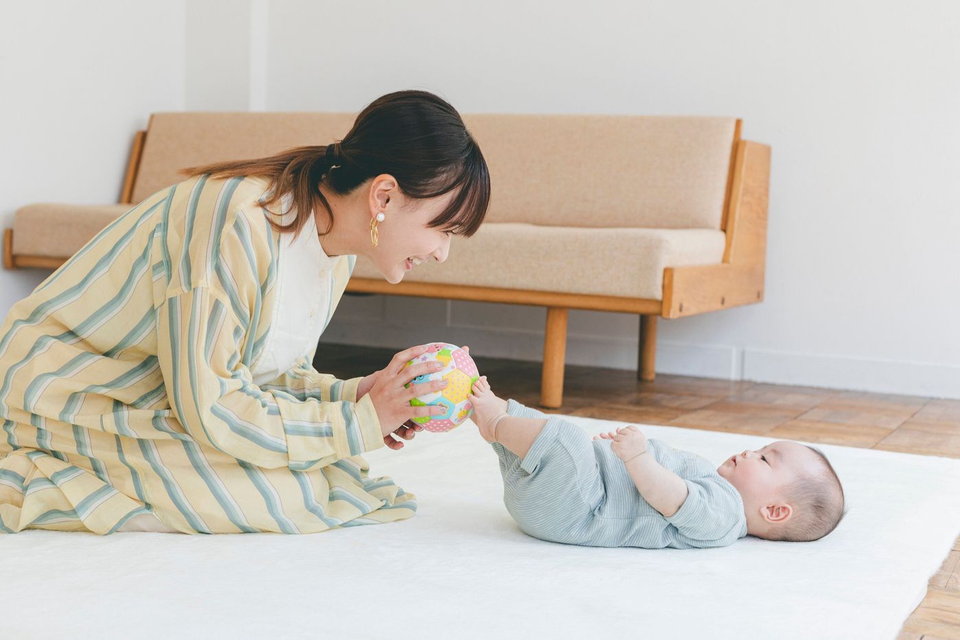 低月齢赤ちゃんのおうち遊びの5つのメリットと遊び方 わたなべ麻衣さん Joyさんがトライ たまひよ 低月齢赤ちゃんのおうち遊びの5つのメリットと遊び方 わたなべ麻衣さん Joyさんがトライ たまひよ