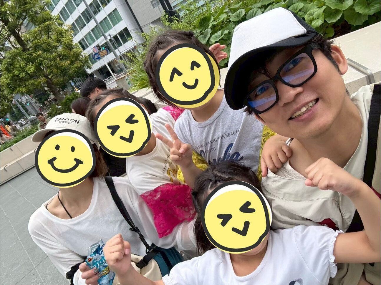 石田さんと妻・あゆみさん、双子の姉妹と三女でお出かけ。