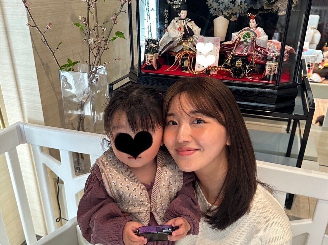 ひな人形の前で、静さんと娘さん。