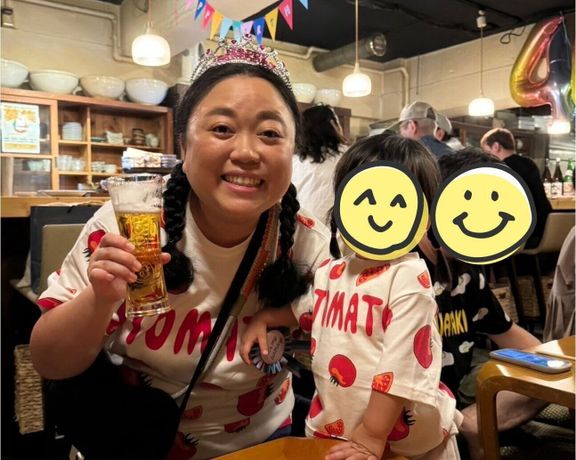 江上さんと長女、おそろいの服を着て。