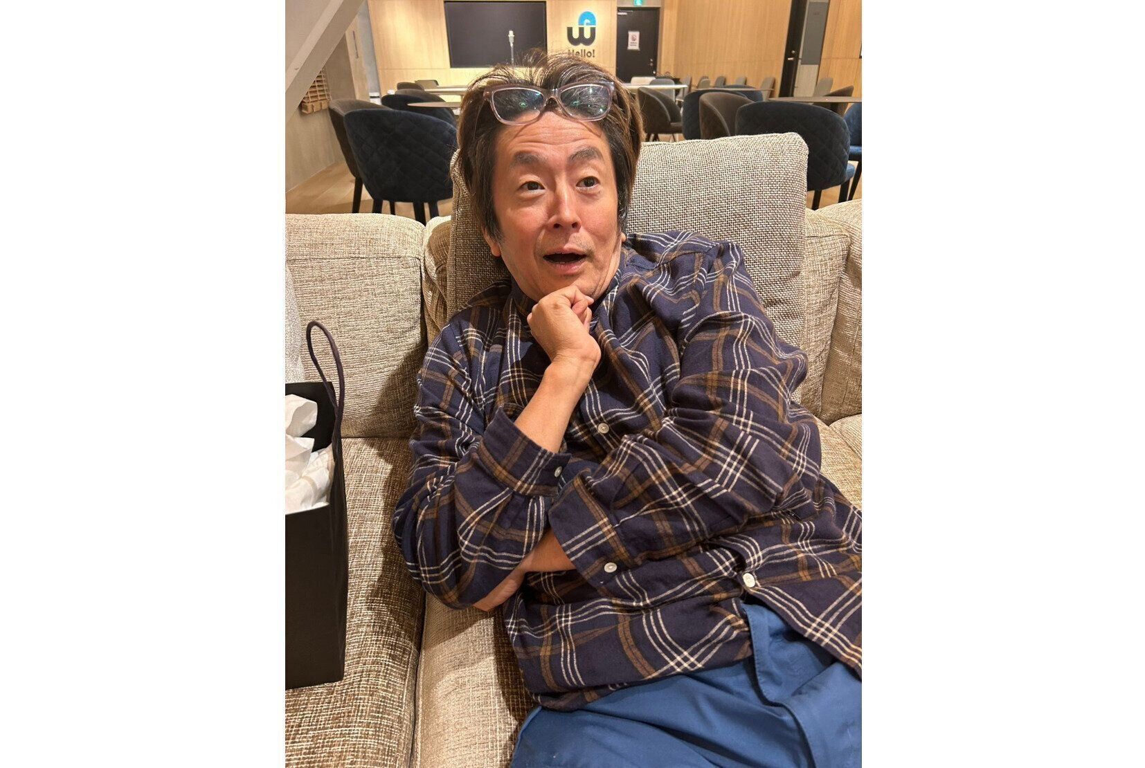 オフィスでくつろぐ、堀内さん。