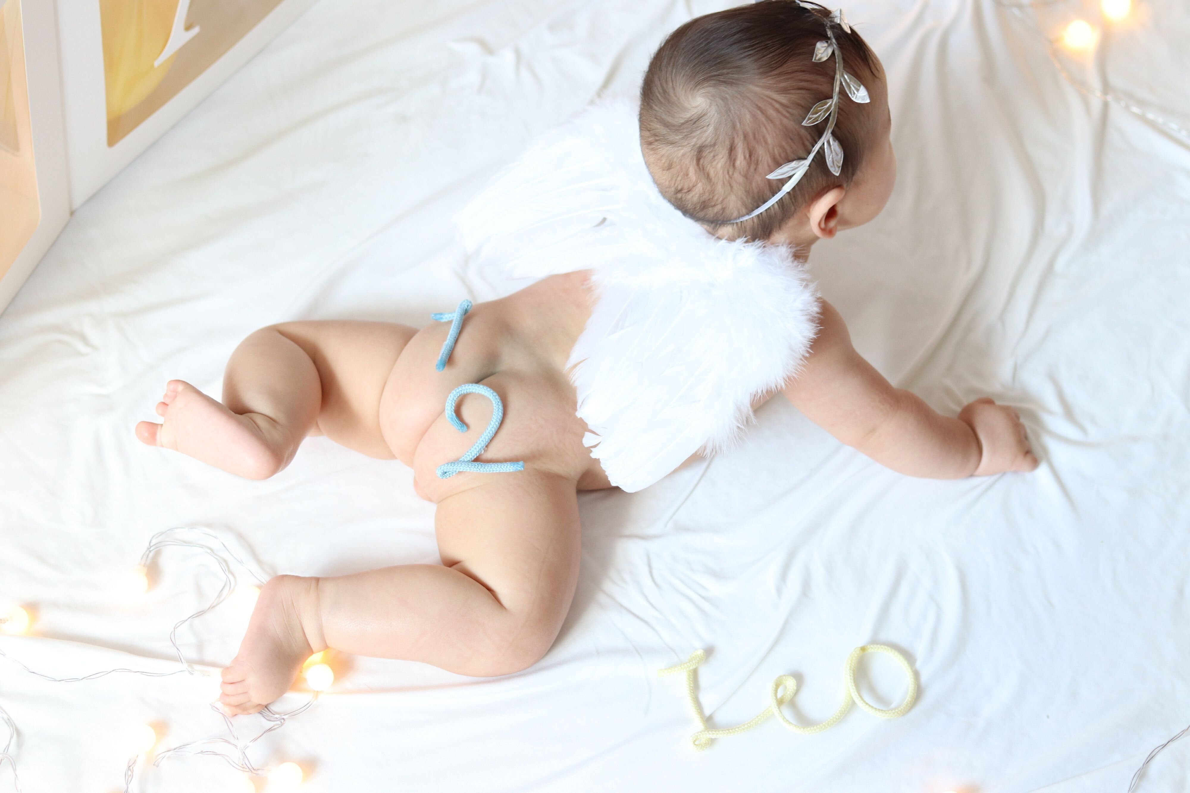 ハーフバースデー記念に 天使ショット が大注目 ふわふわの羽とぷりぷりなおしりで1 2を表現 たまひよ