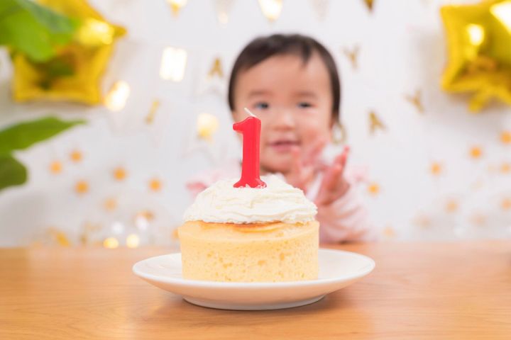 誕生日、自宅で誕生日パーティーを祝う小さな女の子。