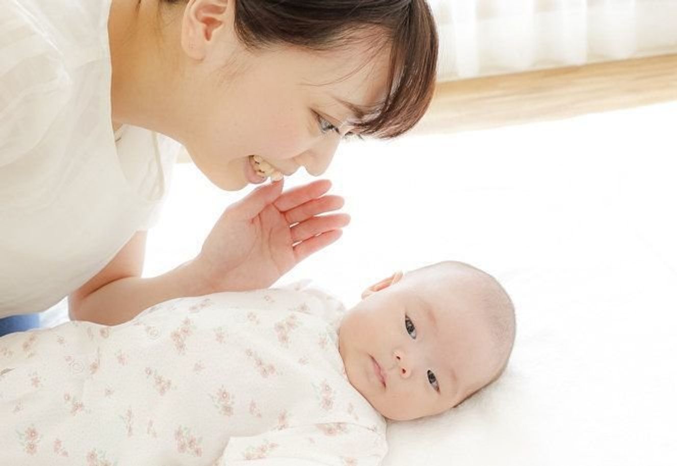 専門家監修 生後0 2カ月 お出かけできない今こそたっぷりスキンシップを 触れ合いたっぷり室内遊び6選 たまひよ 専門家監修 生後0 2カ月 お出かけできない今こそたっぷりスキンシップを 触れ合いたっぷり室内遊び6選 たまひよ
