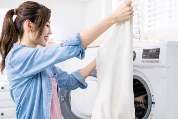 アジアの女性は服を洗う