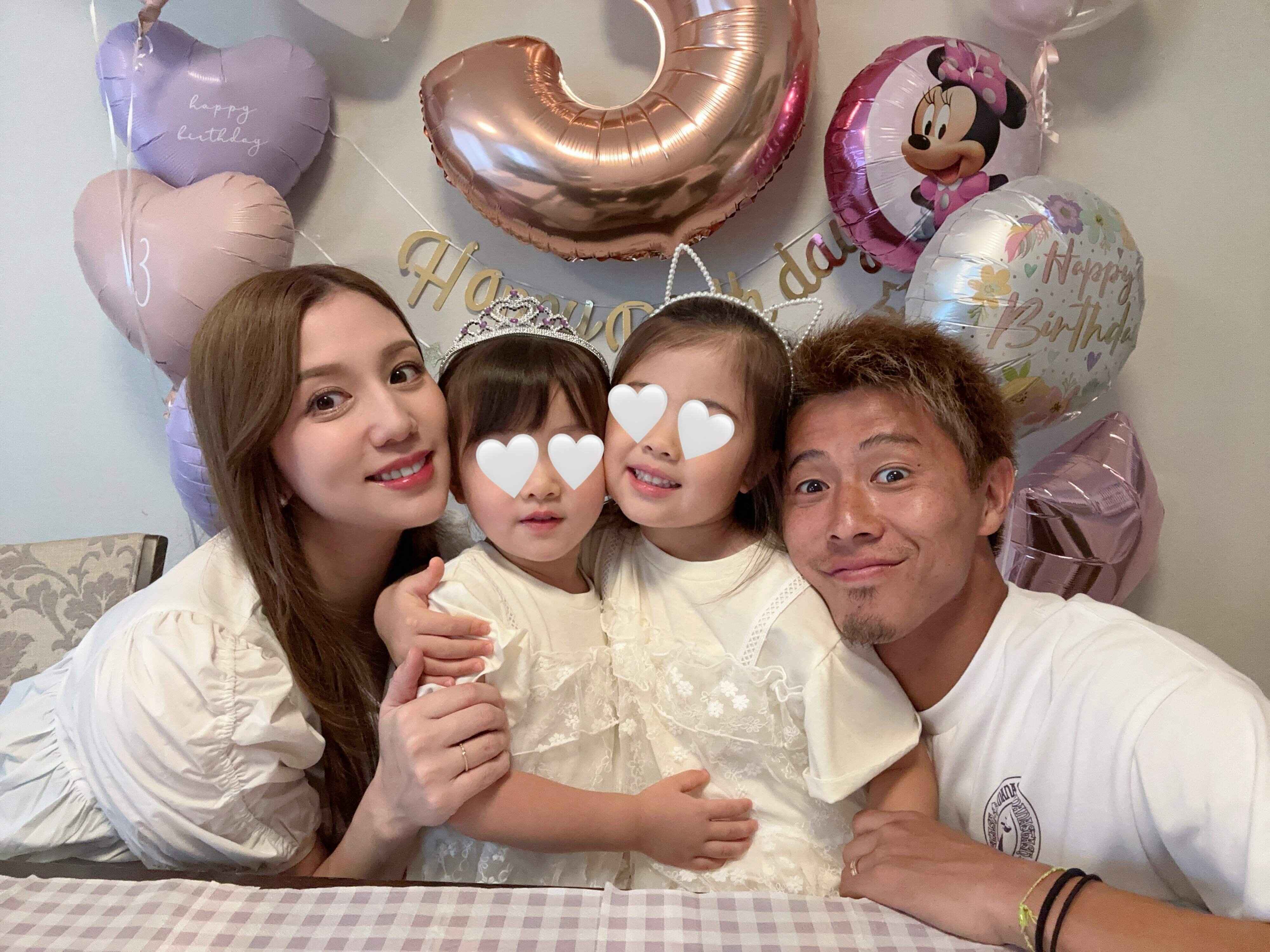 丸高さんと夫の柿谷さん、娘さん２人での家族写真。