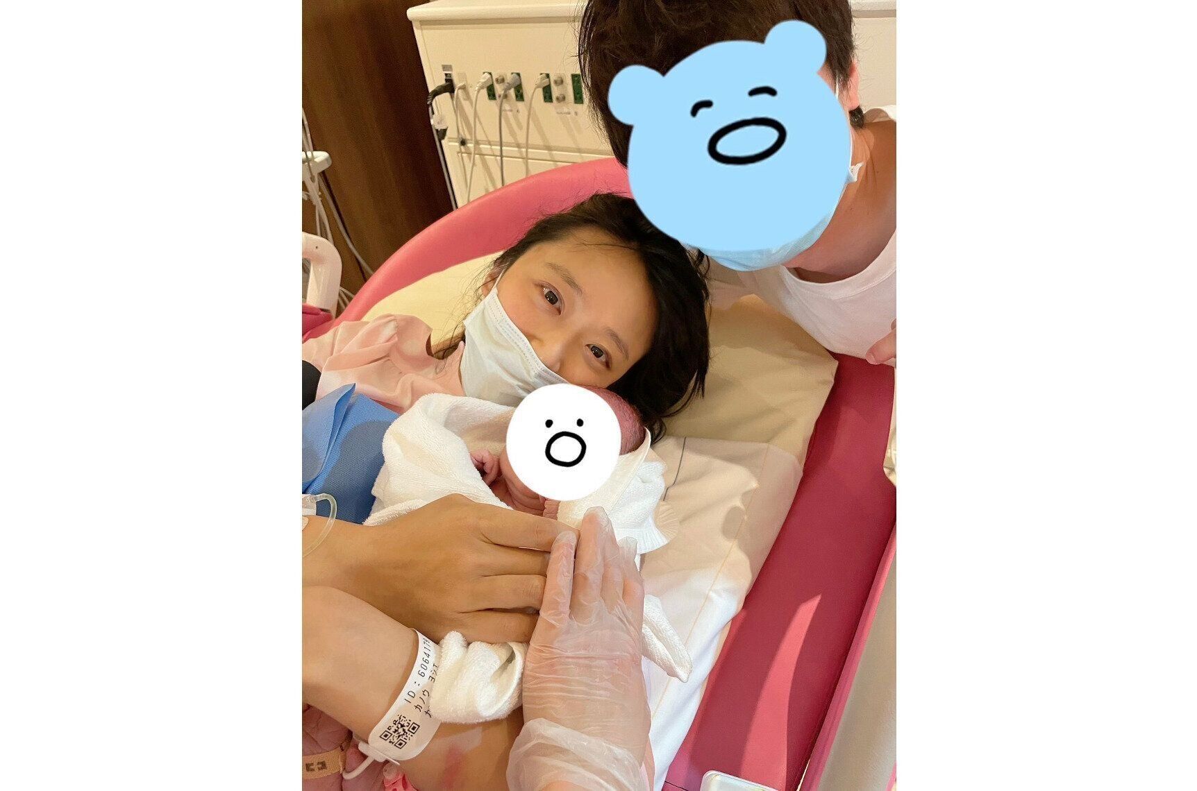 １人目の出産直後の、竹内さんとご主人。