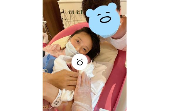 1人目の出産直後の、竹内さんとご主人。