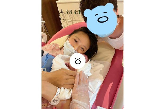 1人目の出産直後の、竹内さんとご主人。