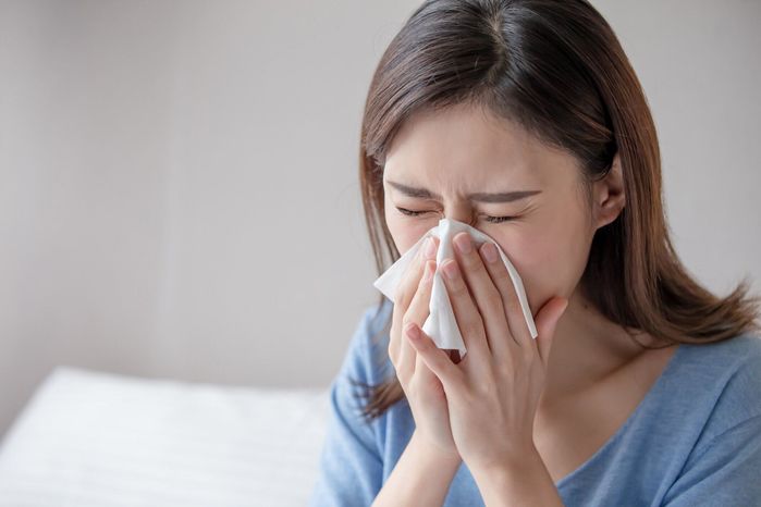 女性は鼻を走っている