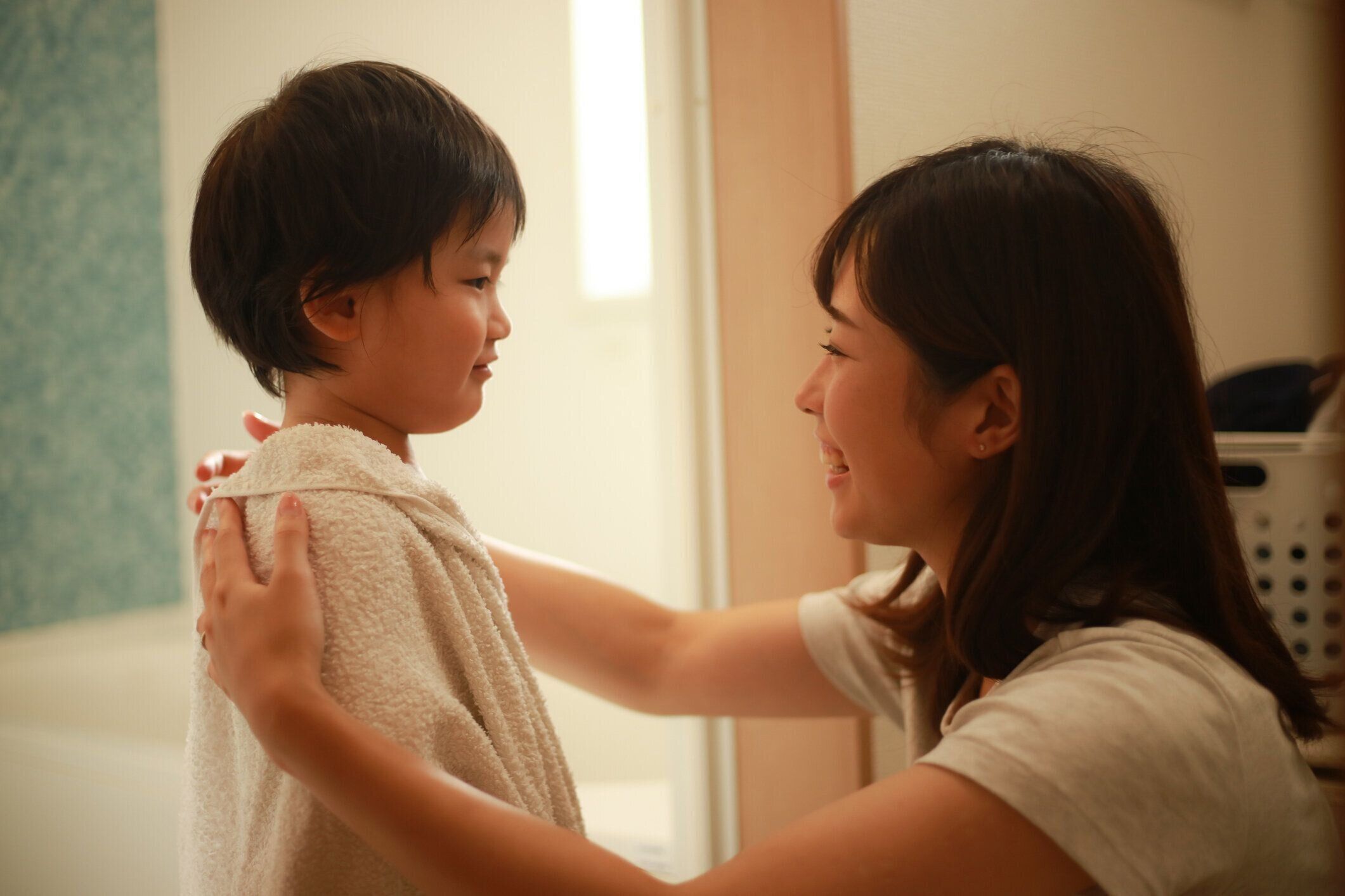 体を拭く親子