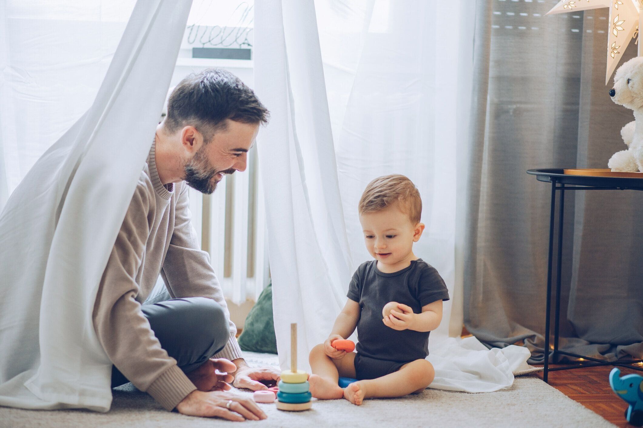 赤ちゃんの息子と遊ぶ