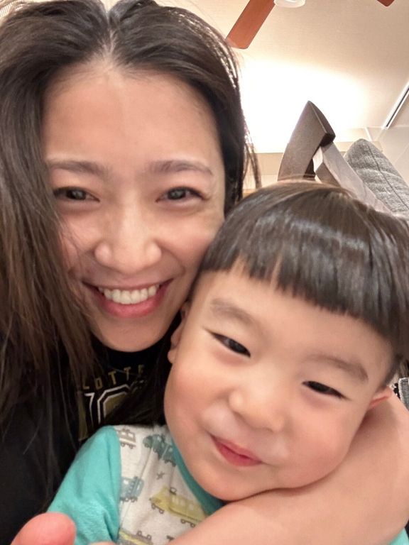 アンナさんと息子さんの写真