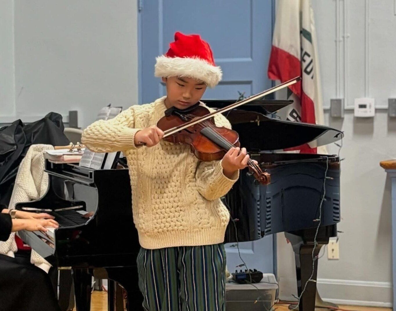 クリスマス会でバイオリンを弾く息子さん。