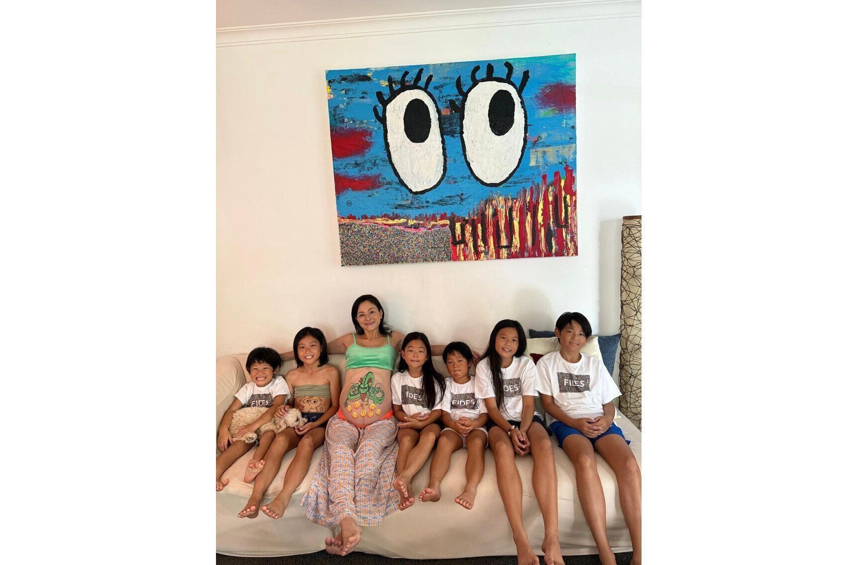 日記さん、自身の作品の前でみんなで大集合。