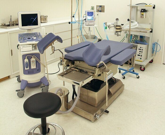 手術室では超音波で卵巣の状態を確認しながら採卵をします。