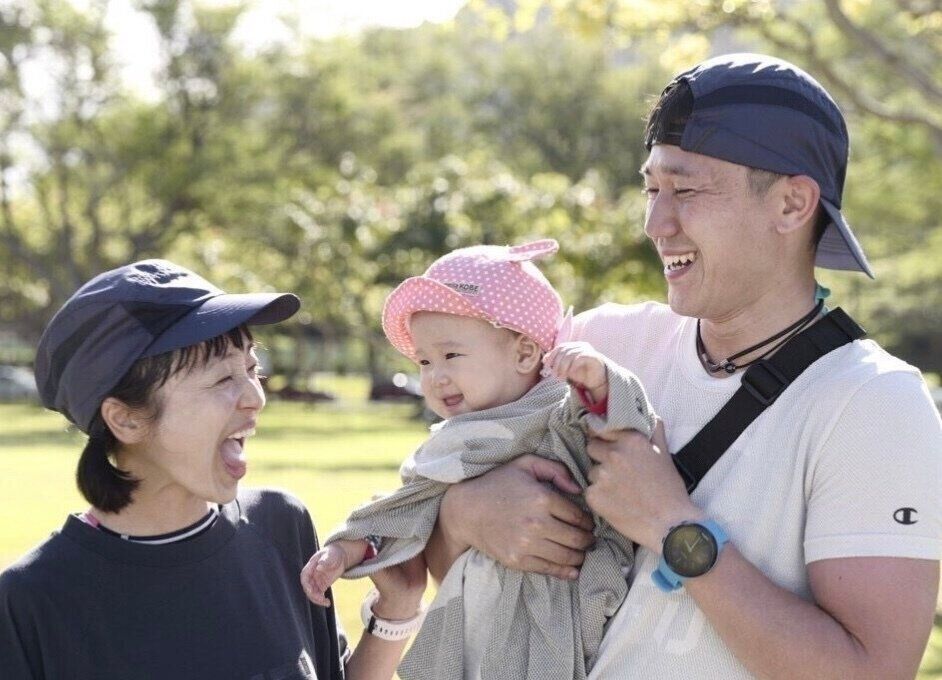 金田さんと森さん、娘の千笑ちゃんの家族写真。