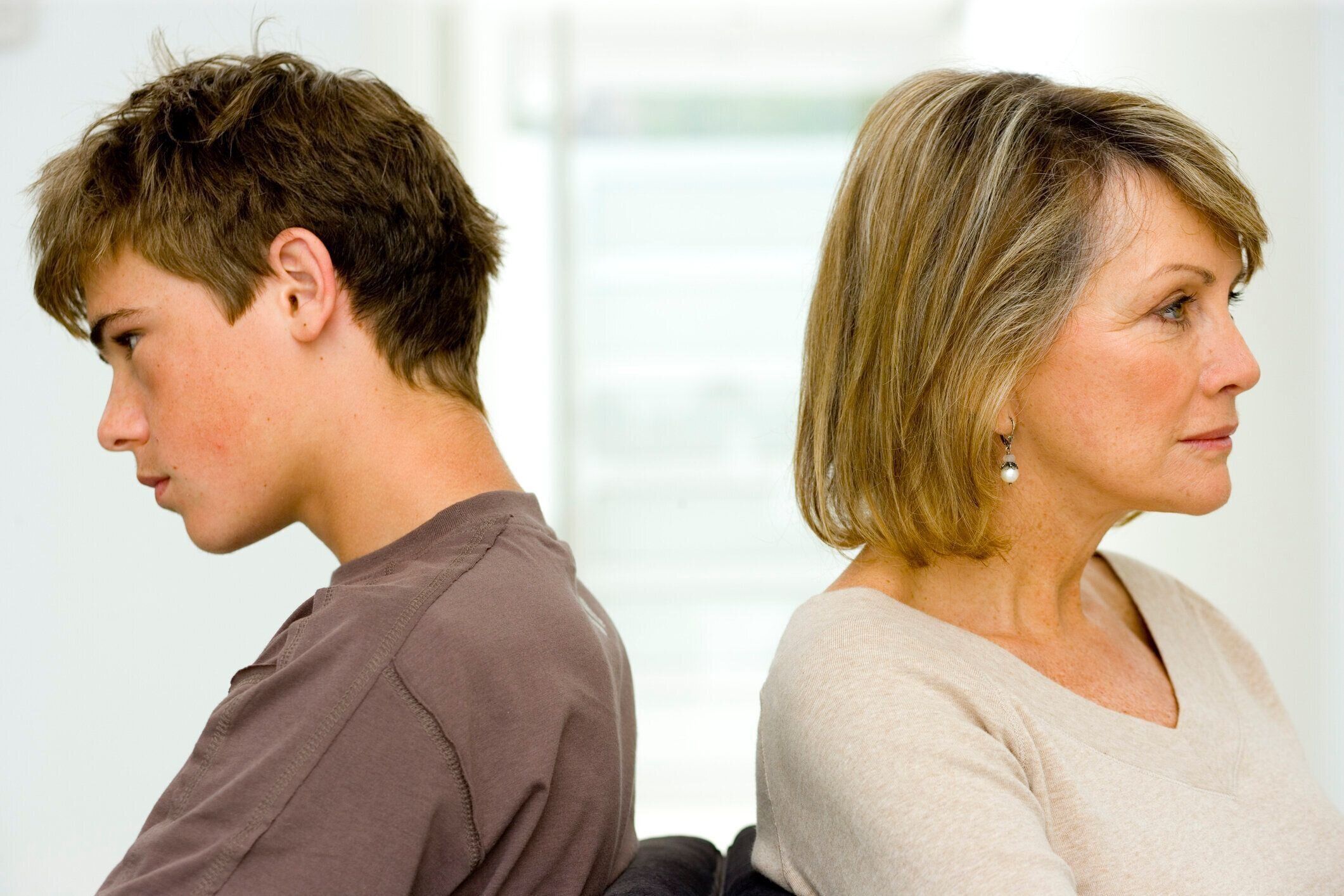 強さと依存症のしるしとして蹴る若い女性.背景には青空。女性のコンセプトのようにそれを蹴る。