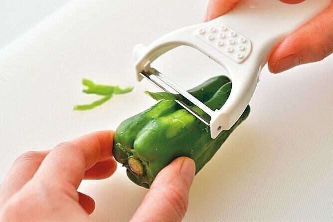 ●ピーマンなどの皮をむく（ピーラー）