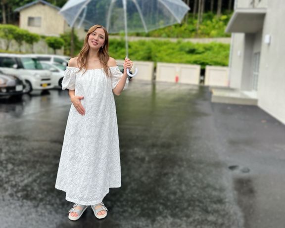 だいぶおなかが大きくなってきた丸高さん。仕事中のオフショット。