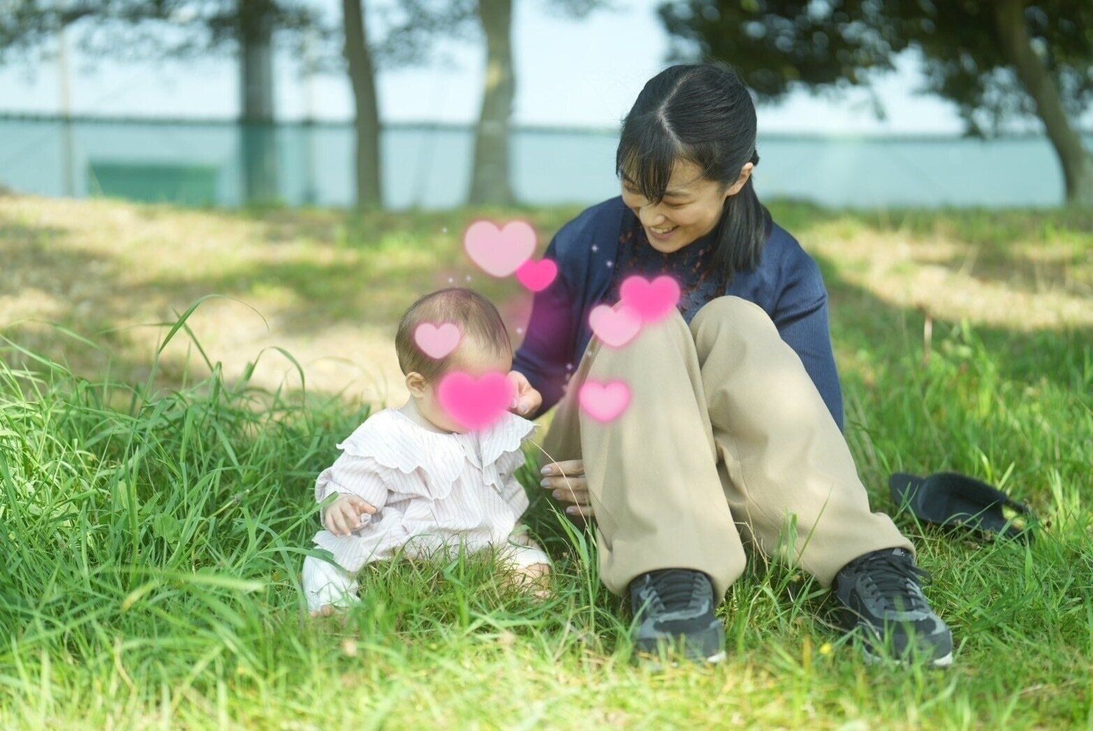 娘さんと公園でピクニックをする竹内さん。