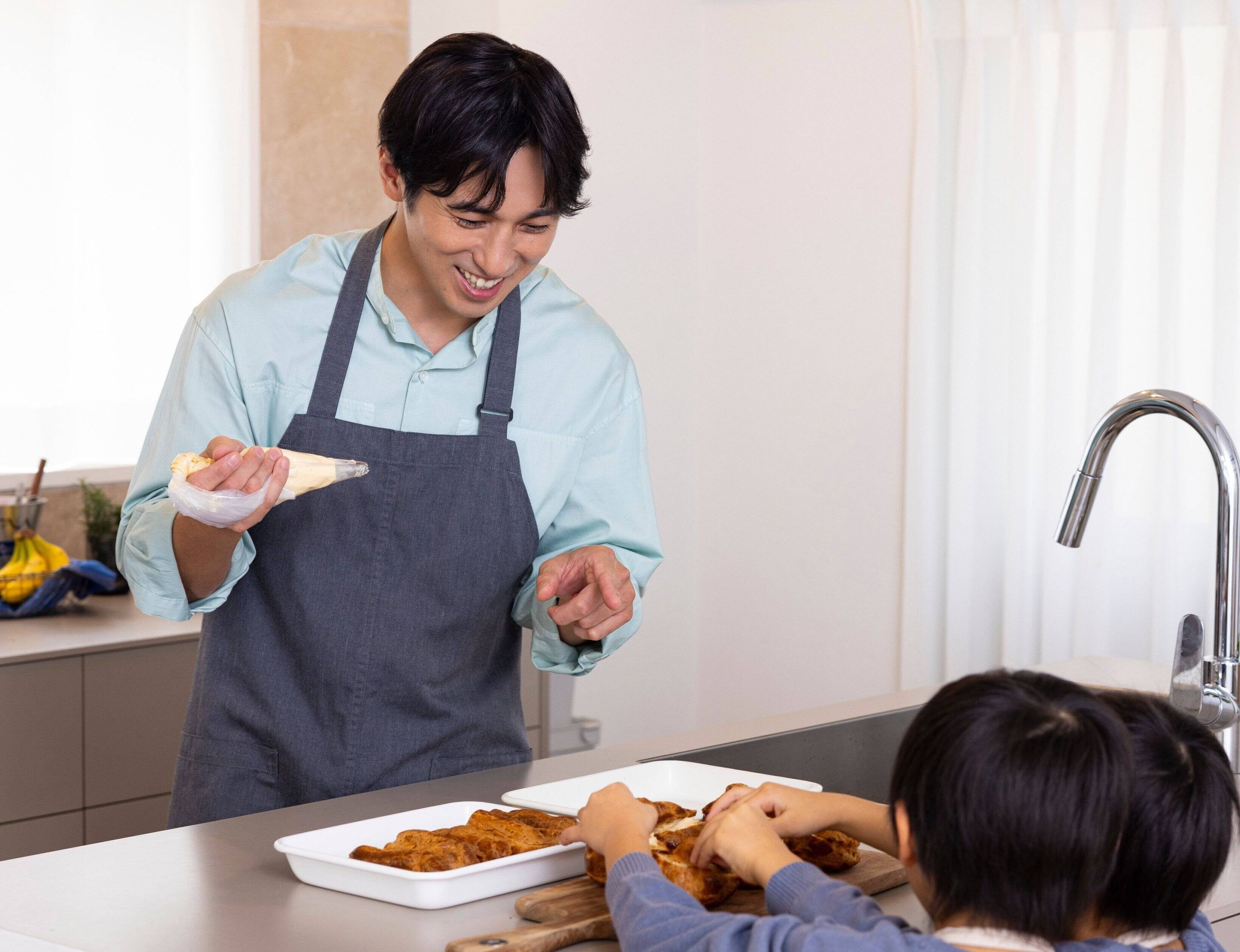 スイーツ本の撮影シーン。上の息子さん2人と初めてのお仕事。