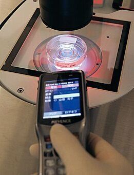 卵子・胚・精子は、複数の培養士によるダブルチェックに加え、バーコード認証システムを利用したトリプルチェック体制。取り違えを起こさない管理を行っている