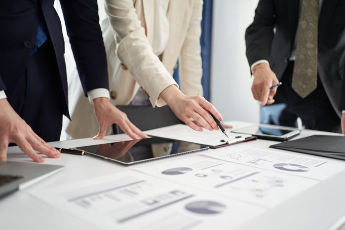 会議を持つアジアのビジネスパーソン