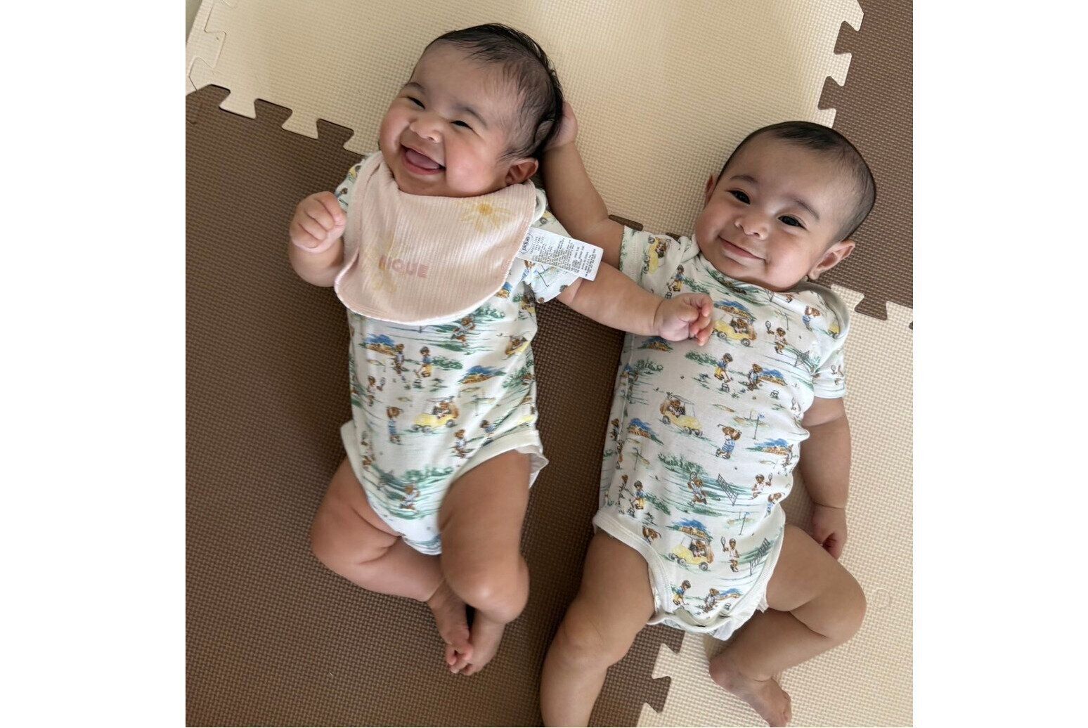 ニコニコご機嫌の、双子ちゃん。