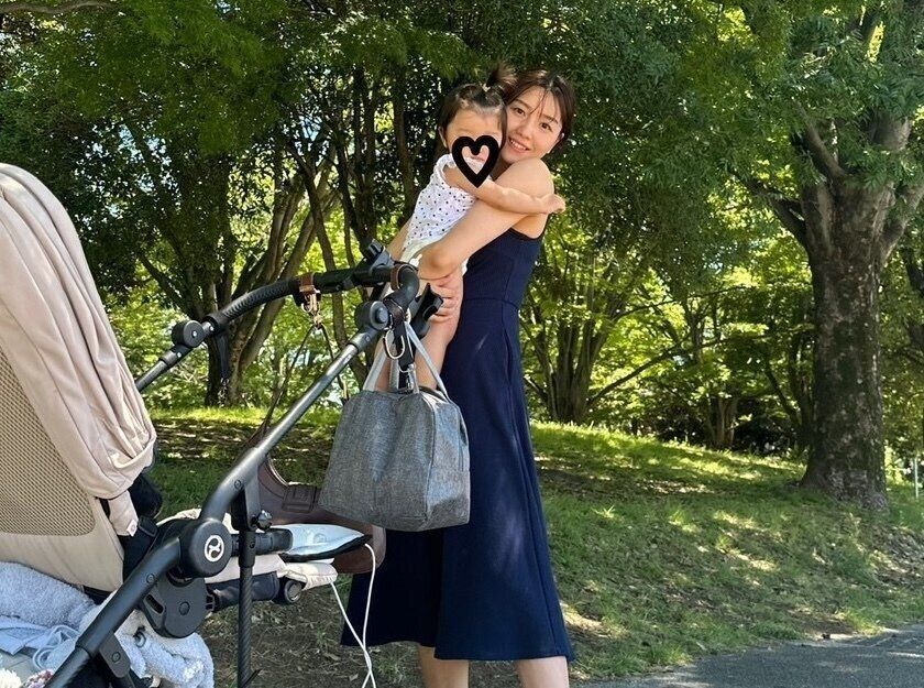 娘さんと一緒にお出かけ中の、静さん。公園遊びは毎日の日課。