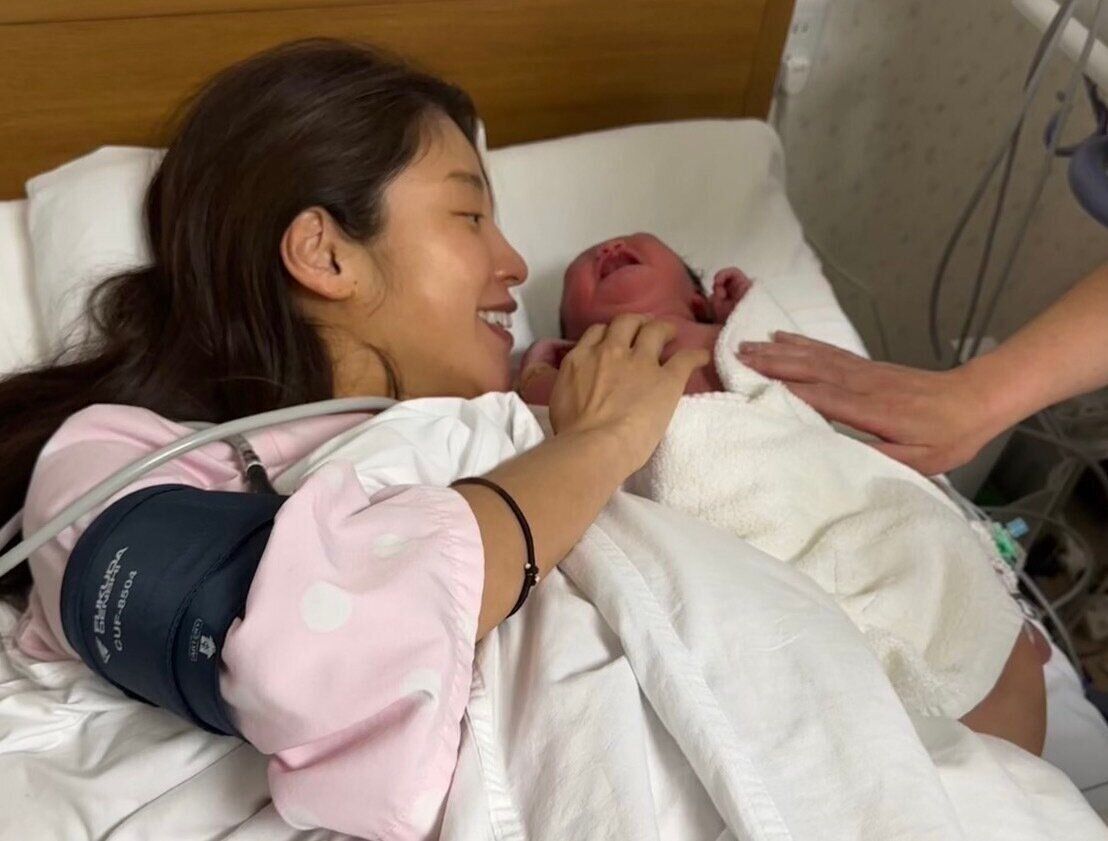 出産直後の岡副さんと娘さん。