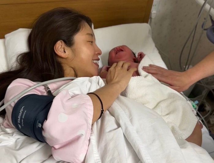 出産直後の岡副さんと娘さん。