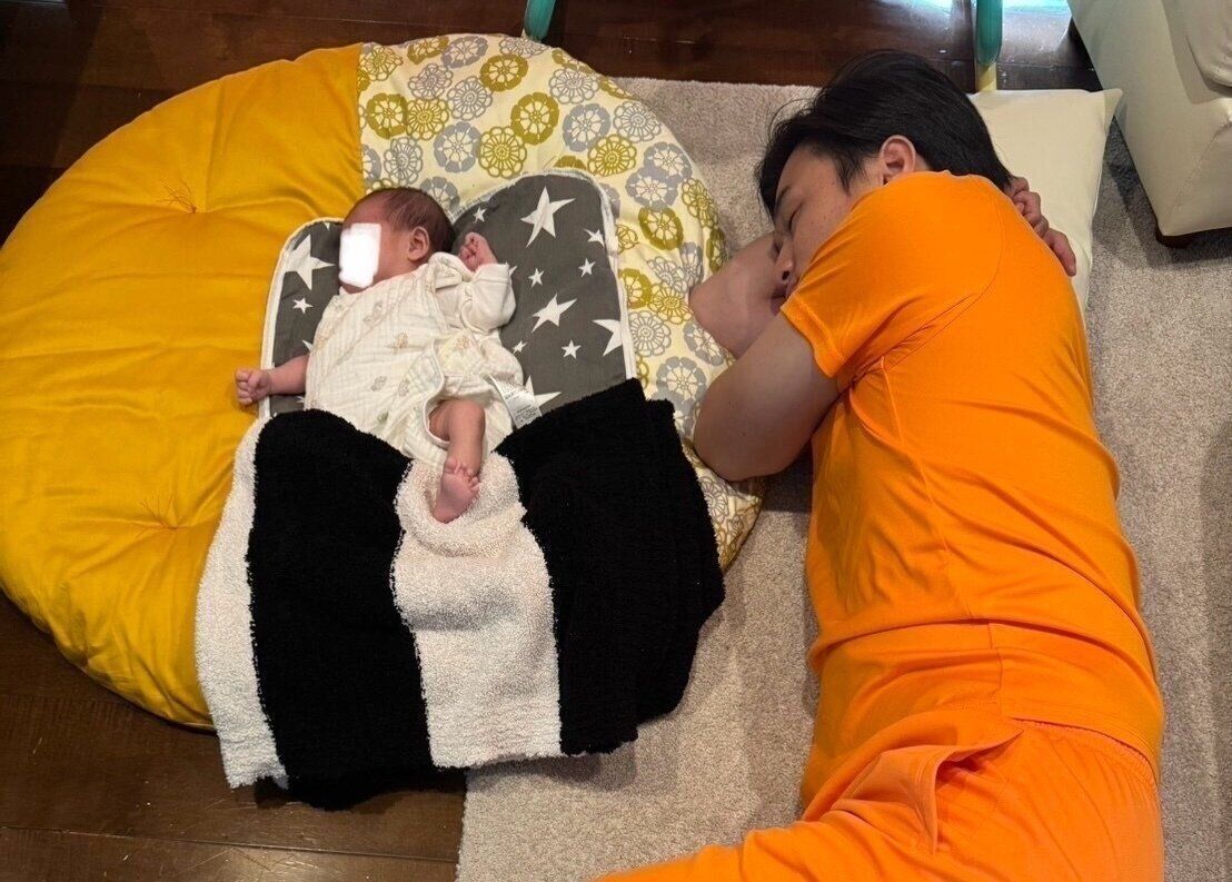 赤ちゃんと一緒にお昼寝中の高岸さん。