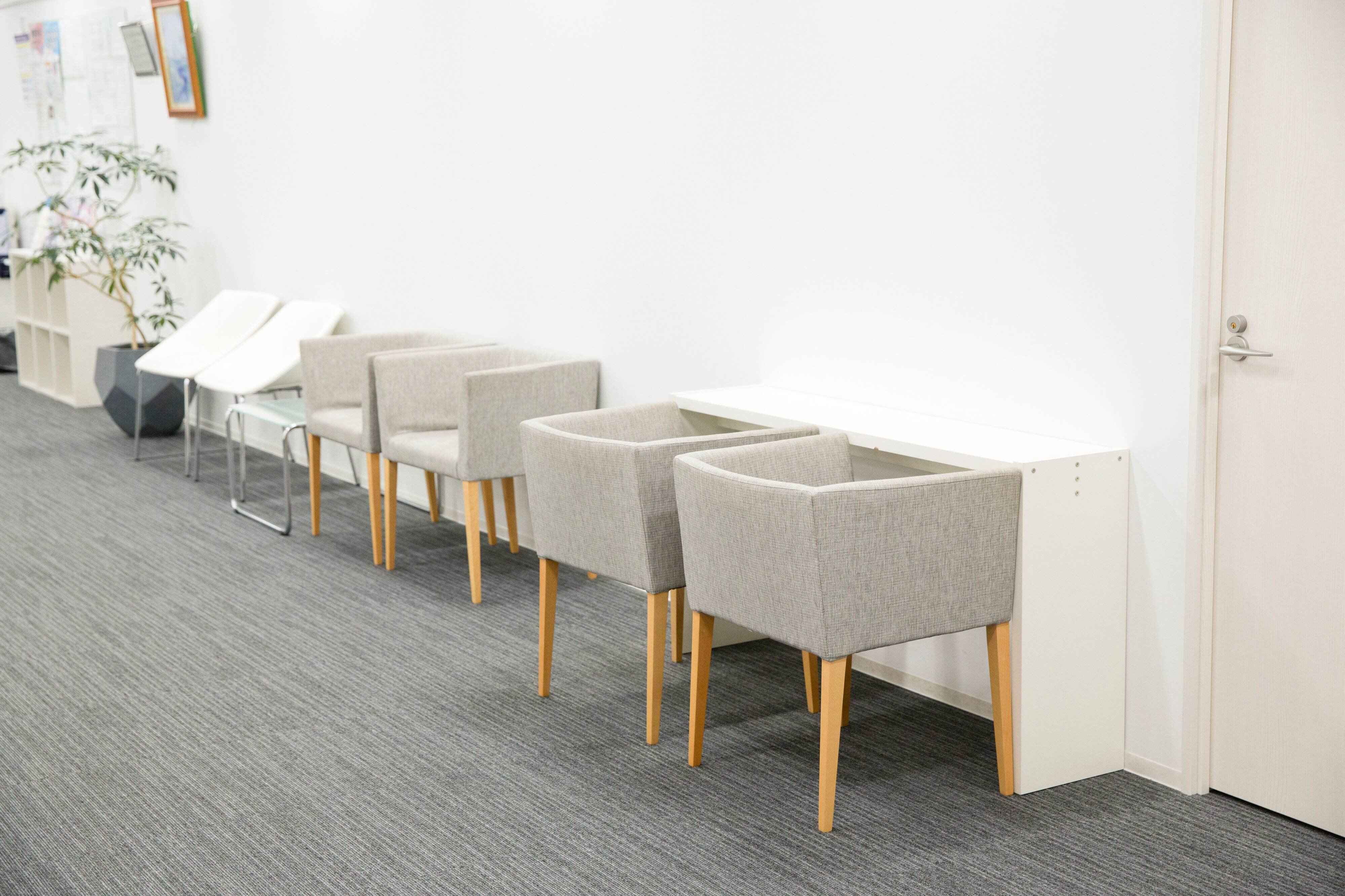 受付でまずは問診、待合室はゆったり広々としたスペース